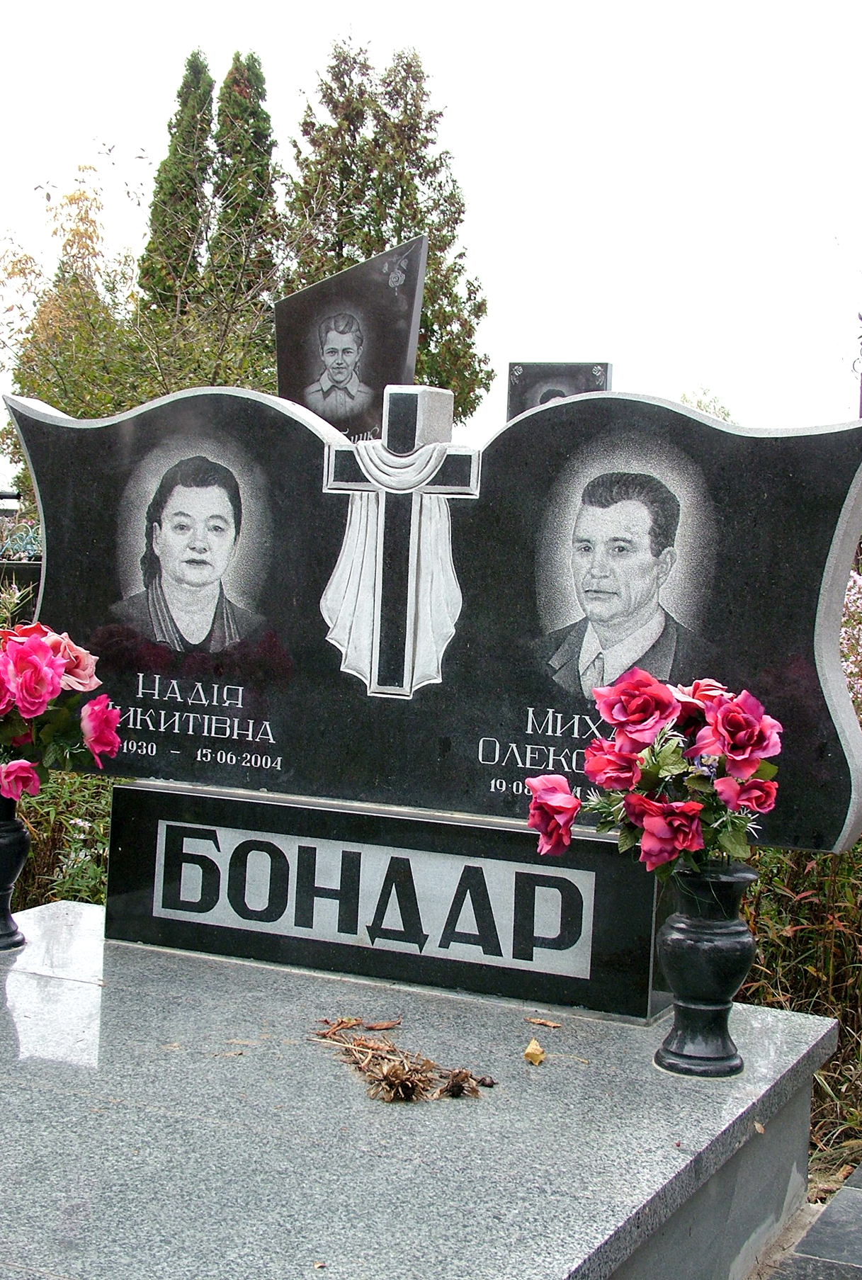 Гранитные двойные памятники